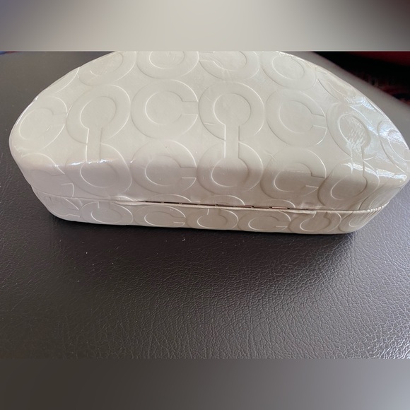 Coach - Clamshell Sunglass Case - Picture 4 of 5